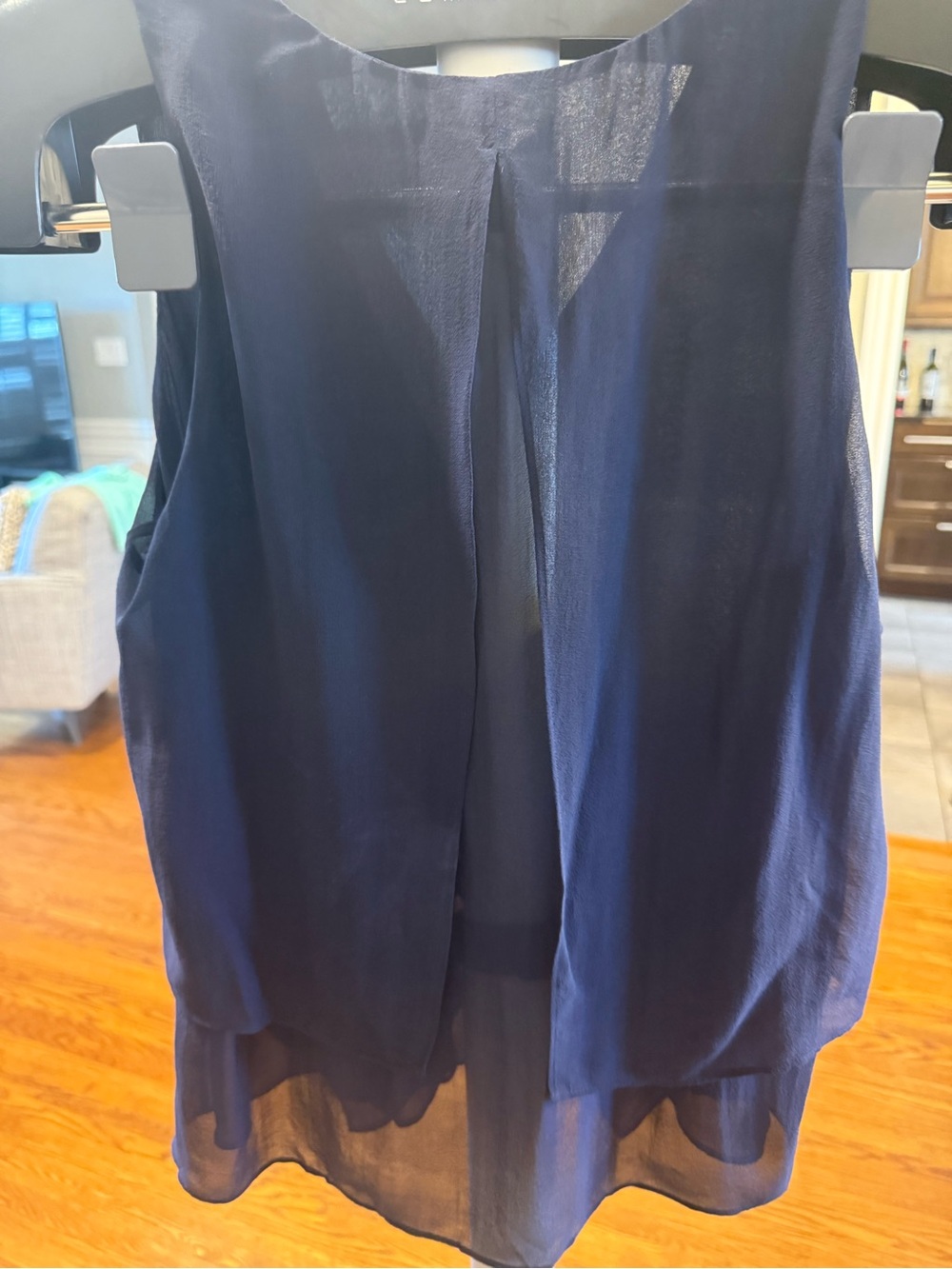 Aritzia Babaton 100% Silk Sleeveless Navy Blue V-Neck Tiered Blouse Top M - Picture 2 of 4